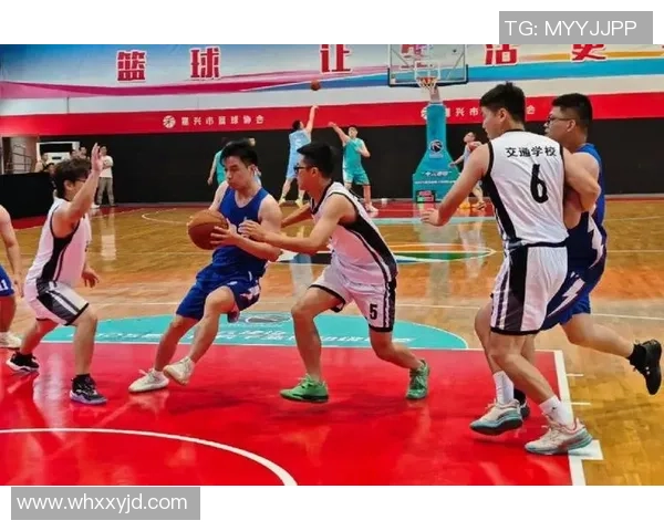 伊朗与中国蓝队激战正酣展现篮球魅力与团队精神的巅峰对决 伊朗与中国蓝队激战正酣展现篮球魅力与团队精神的巅峰对决